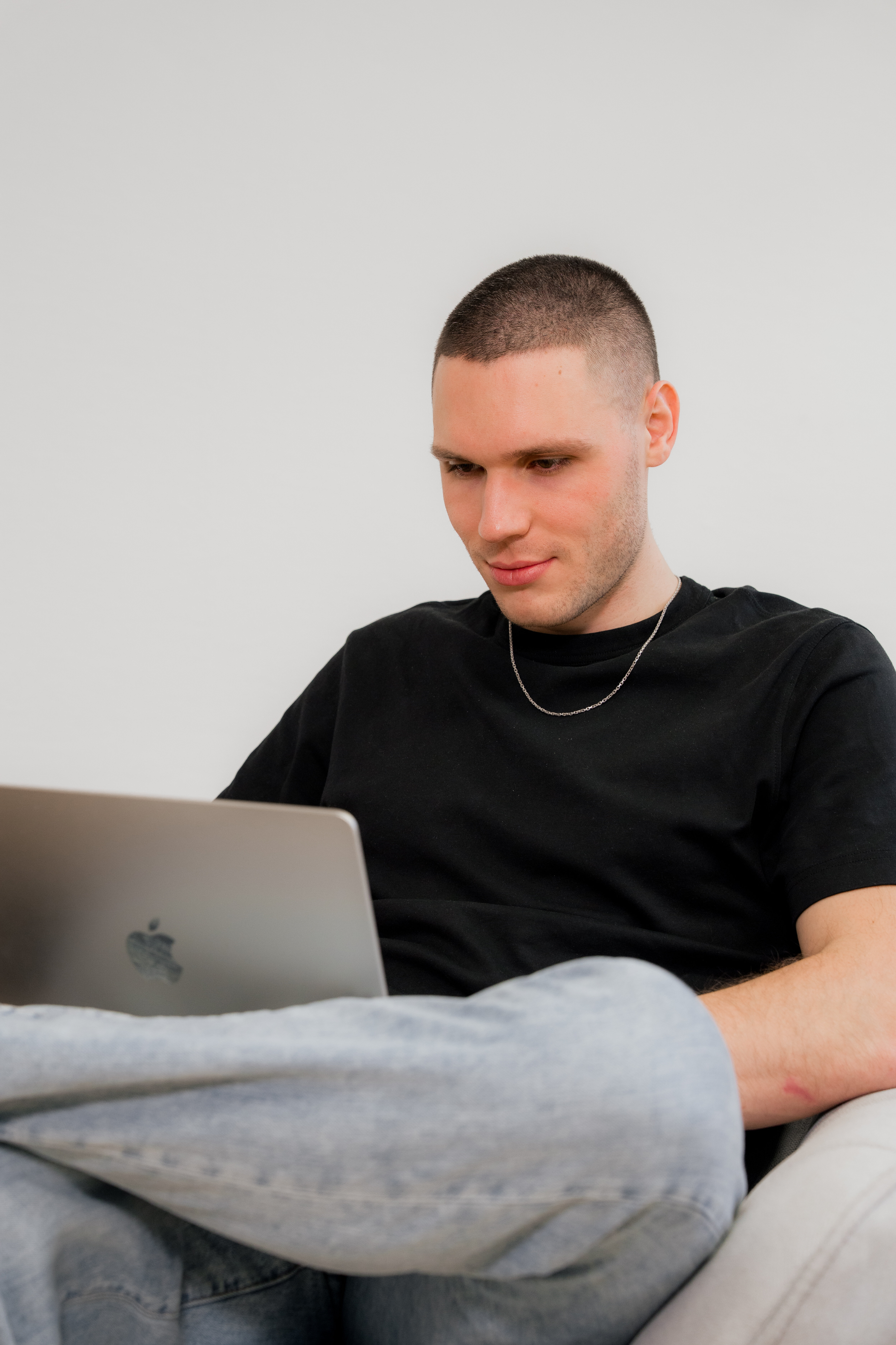 Aaron sitzt im Sessel und erstellt Meta Ads im Office der Performance-Marketing-Agentur LL-Marketing | © bridge agency – Janine Brugger