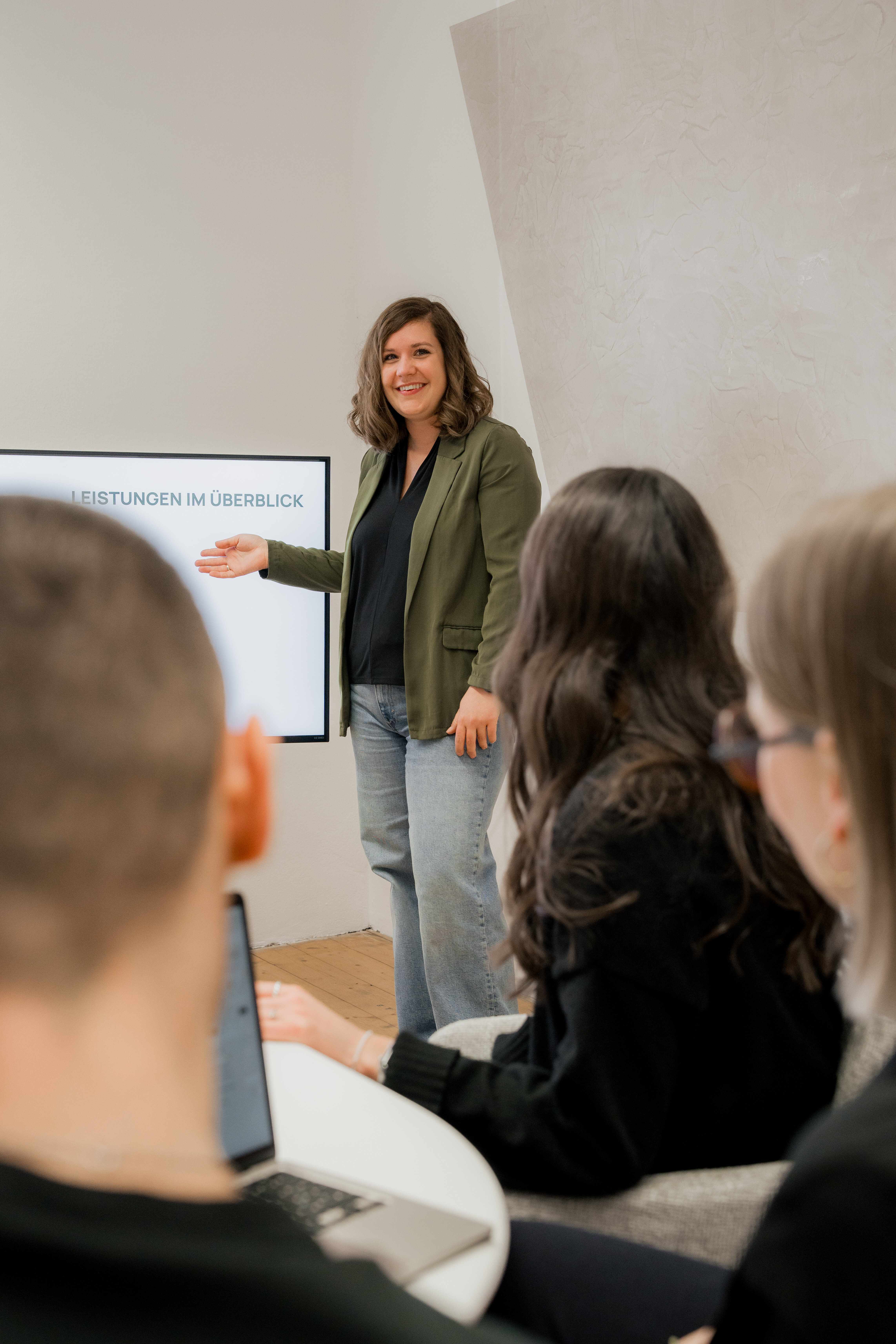 Online-Marketing Expertin Lisa im Office von LL-Marketing, Online-Marketing-Agentur Tirol | © bridgeagency Janine Brugger