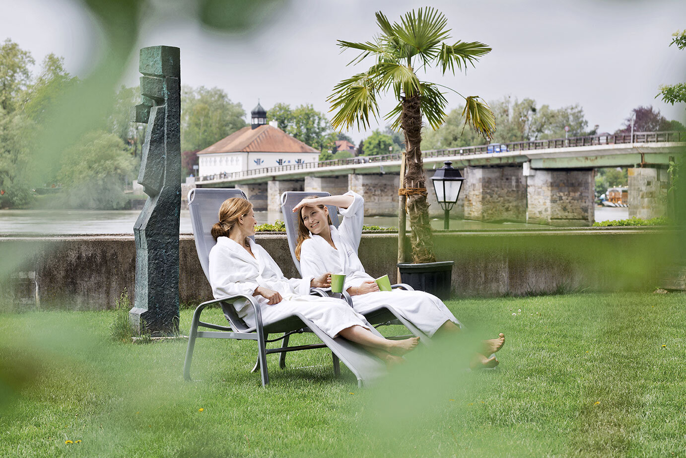 Entspannung im Liegestuhl im Garten des Fastenhotel Gugerbauer