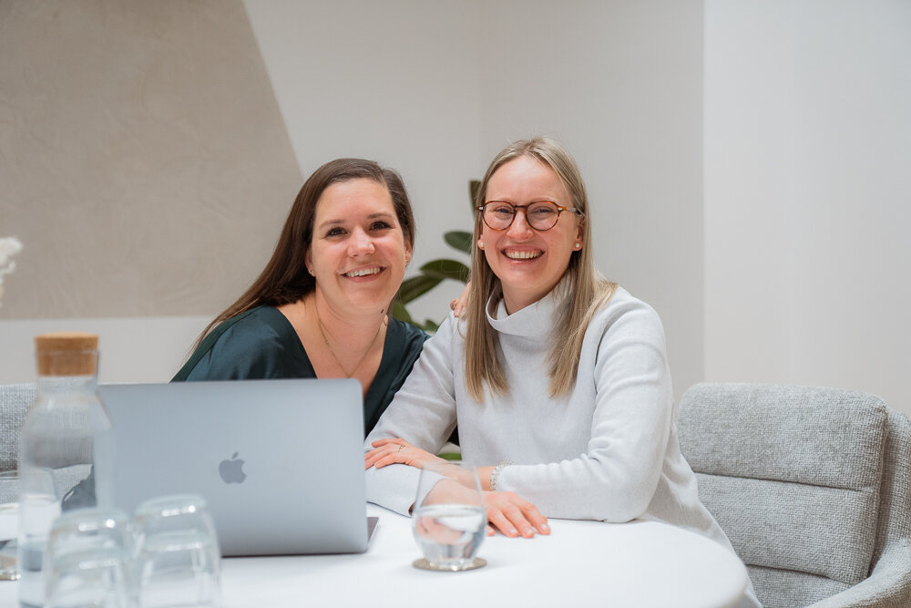Lisa Lederwasch und Lisa K. das Performance Marketing Team im Besprechungsraum bei LL-Marketing in Hall in Tirol | © Janine Brugger